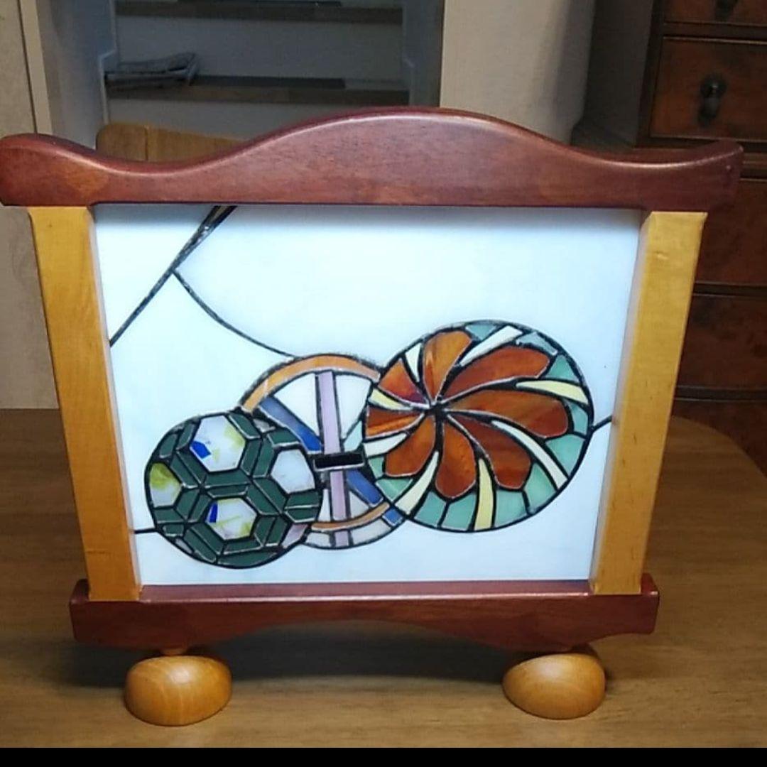 ステンドグラス置物　パネル置物　　手鞠柄:古典柄　額:台座付き