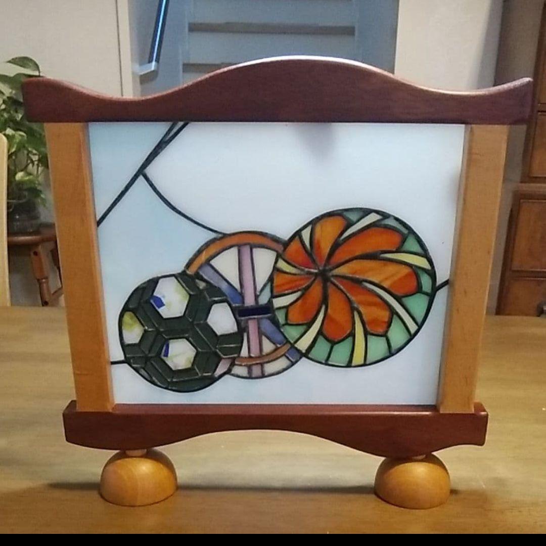 ステンドグラス置物　パネル置物　　手鞠柄:古典柄　額:台座付き