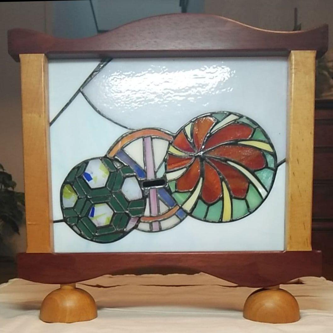 ステンドグラス置物　パネル置物　　手鞠柄:古典柄　額:台座付き