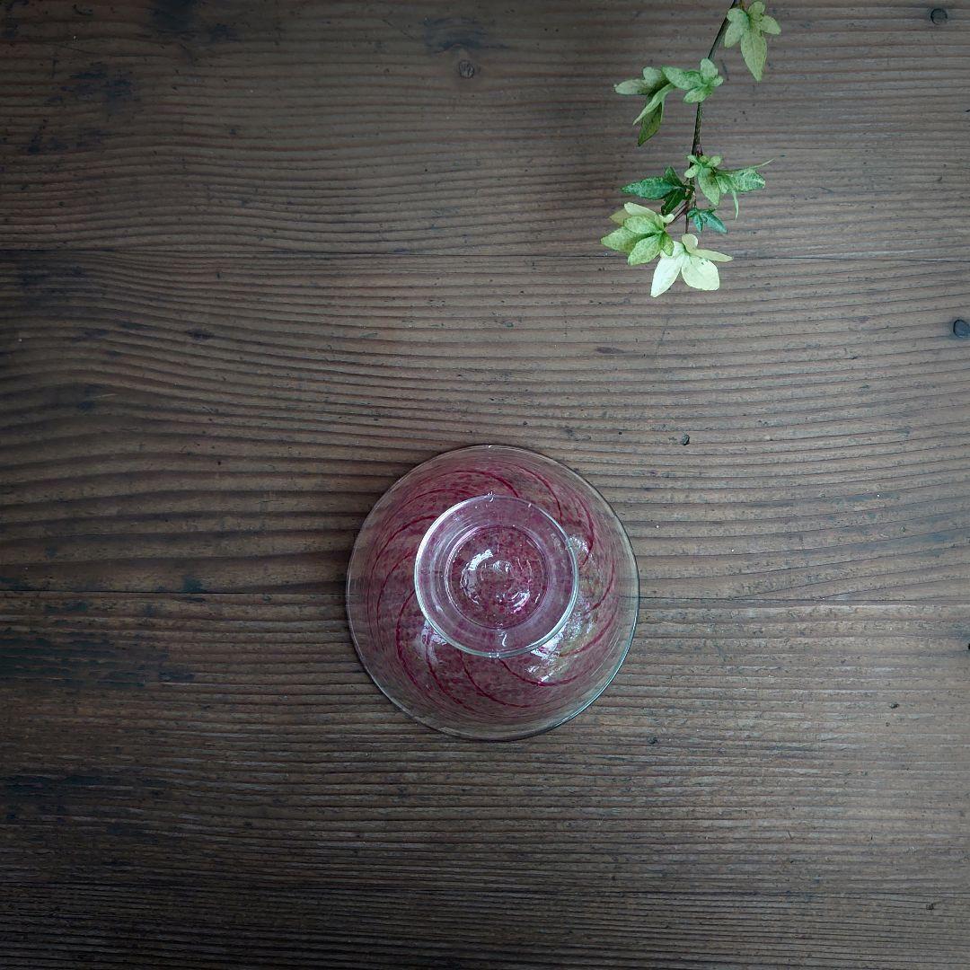 【ご成約】宙吹きガラス クランベリー色の螺旋の氷コップ と骨董の器 おまとめ