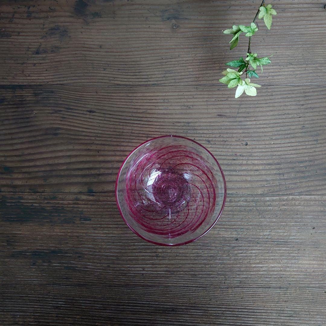 【ご成約】宙吹きガラス クランベリー色の螺旋の氷コップ と骨董の器 おまとめ
