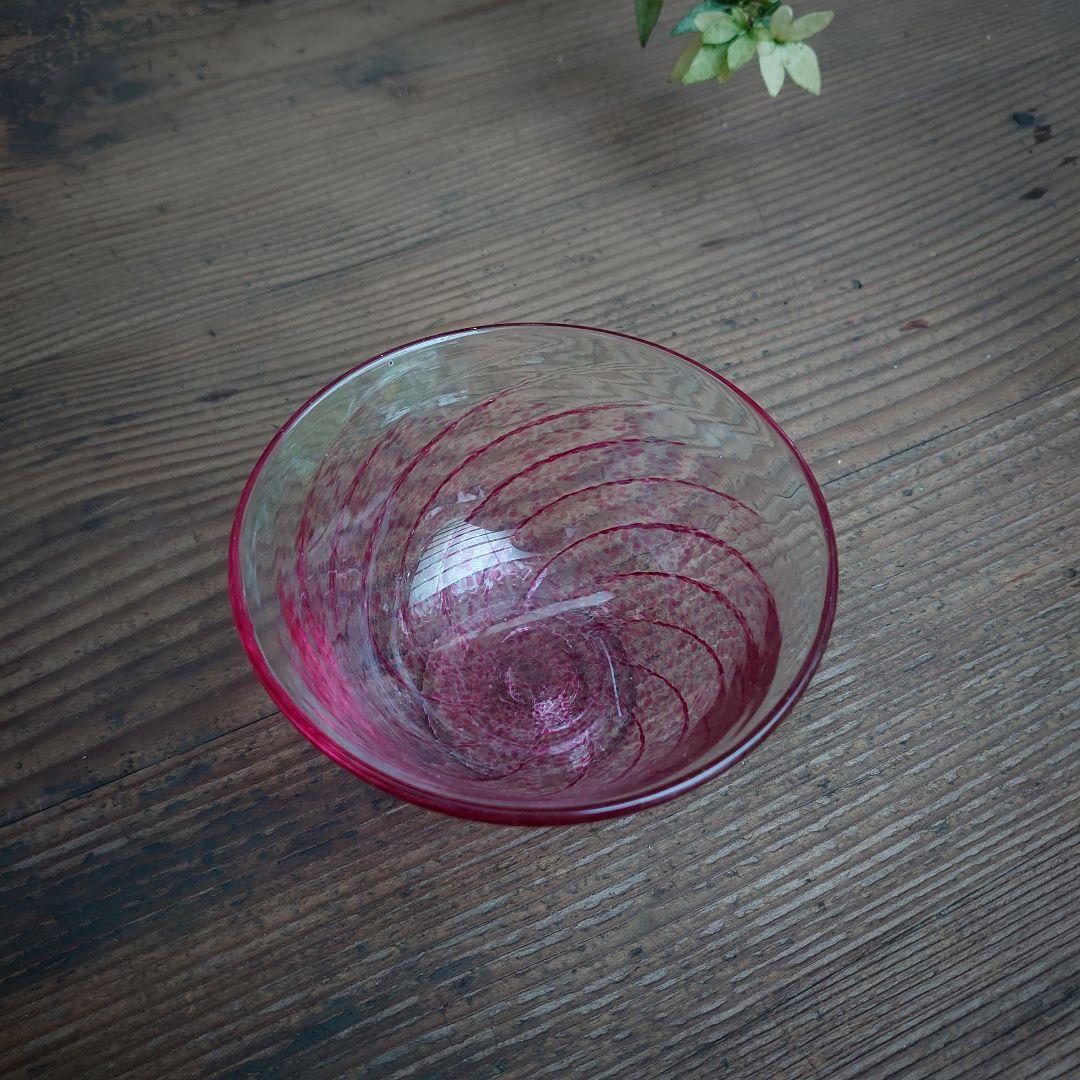 【ご成約】宙吹きガラス クランベリー色の螺旋の氷コップ と骨董の器 おまとめ