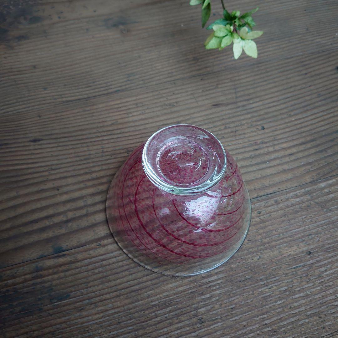 【ご成約】宙吹きガラス クランベリー色の螺旋の氷コップ と骨董の器 おまとめ