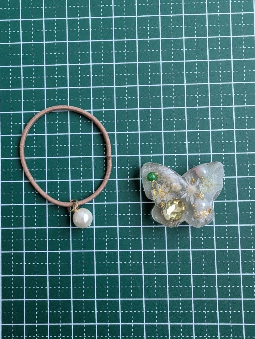 №3971 蝶々型フラワーレジンヘアゴム - メルカリ