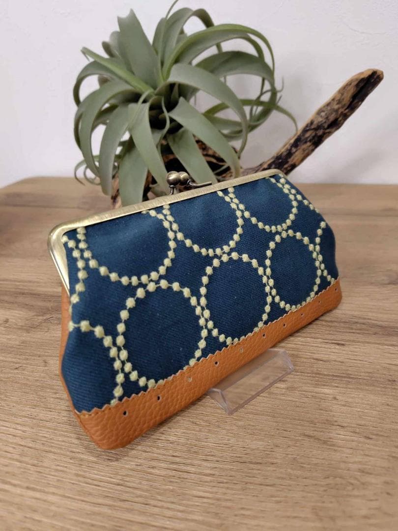 ミナペルホネン/tambourineタンバリングリーン×クリーム/がま口長財布薄