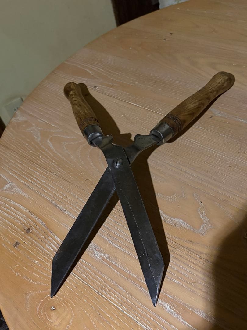 ヴィンテージ、イギリス製、ガーデンツール刈り込み鋏、木製ハンドル 鋭利な刃