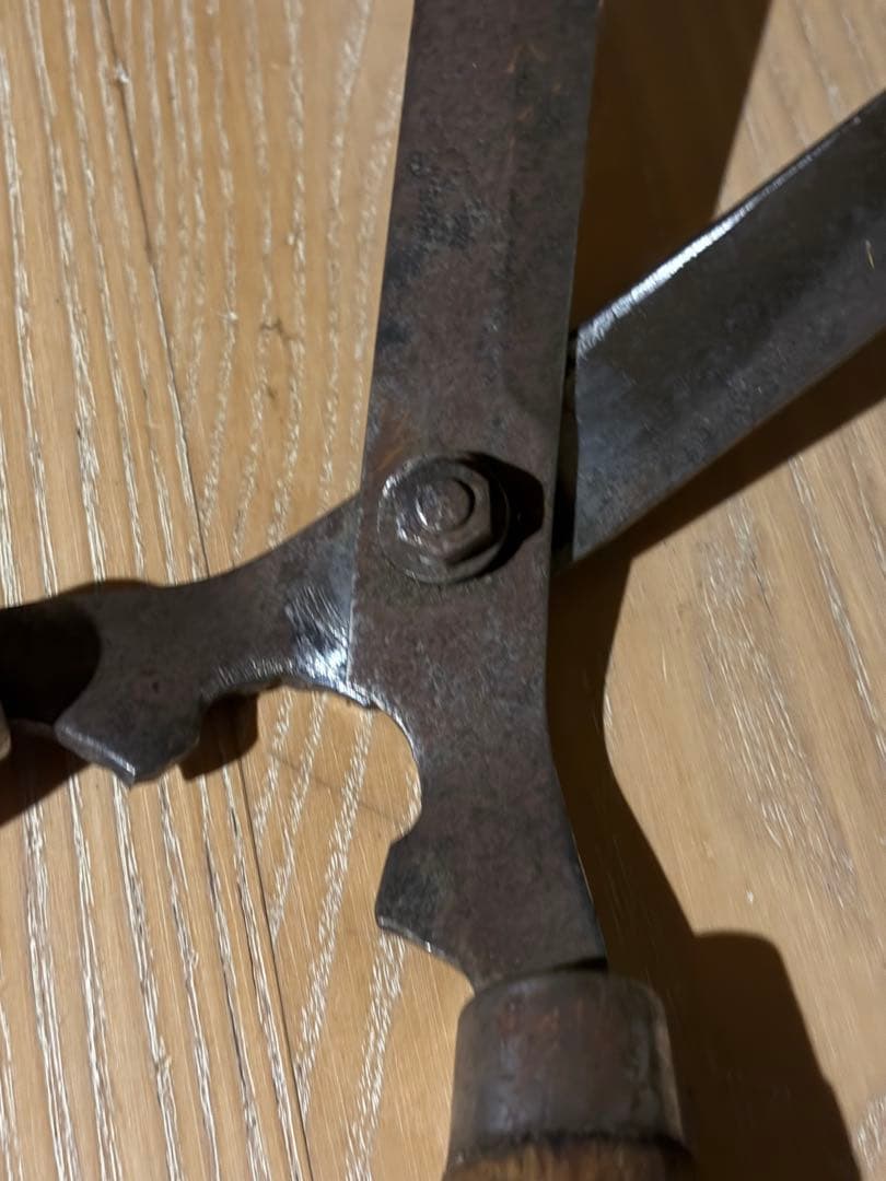 ヴィンテージ、イギリス製、ガーデンツール刈り込み鋏、木製ハンドル 鋭利な刃