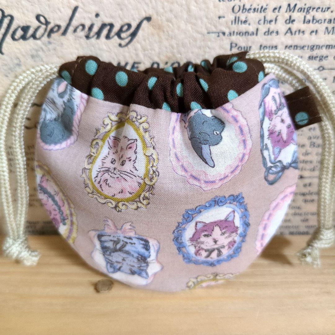ハンドメイド ミニミニ まるい巾着 (ねこ柄 額縁 水玉) - メルカリ