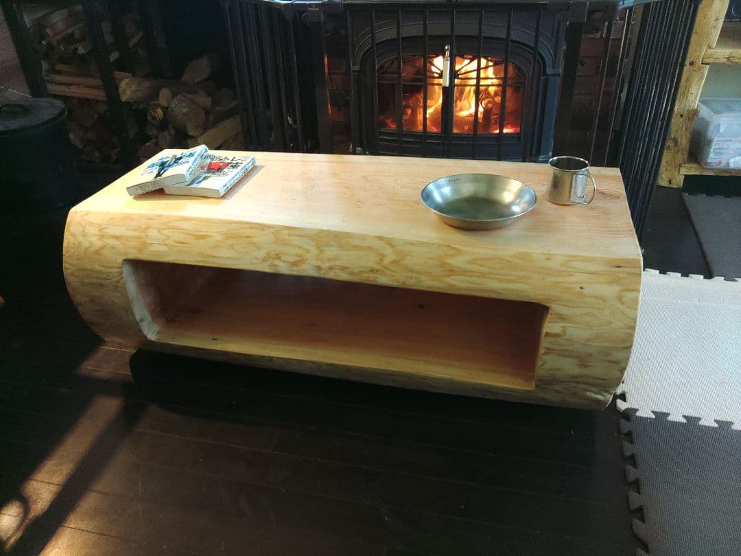 杉丸太のくりぬきテーブル