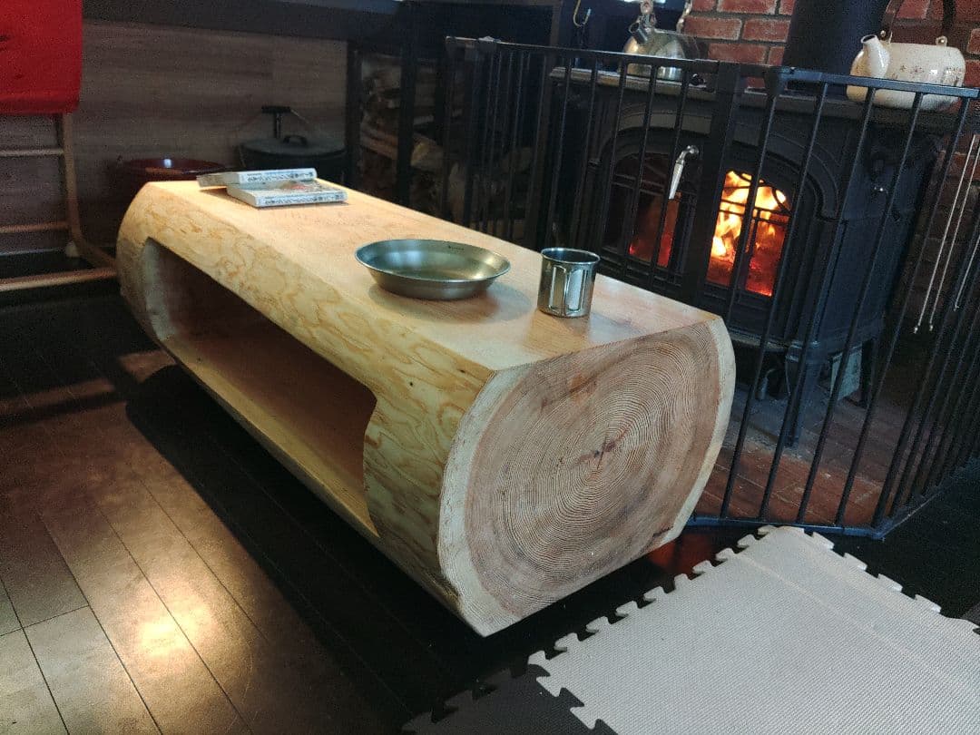 杉丸太のくりぬきテーブル