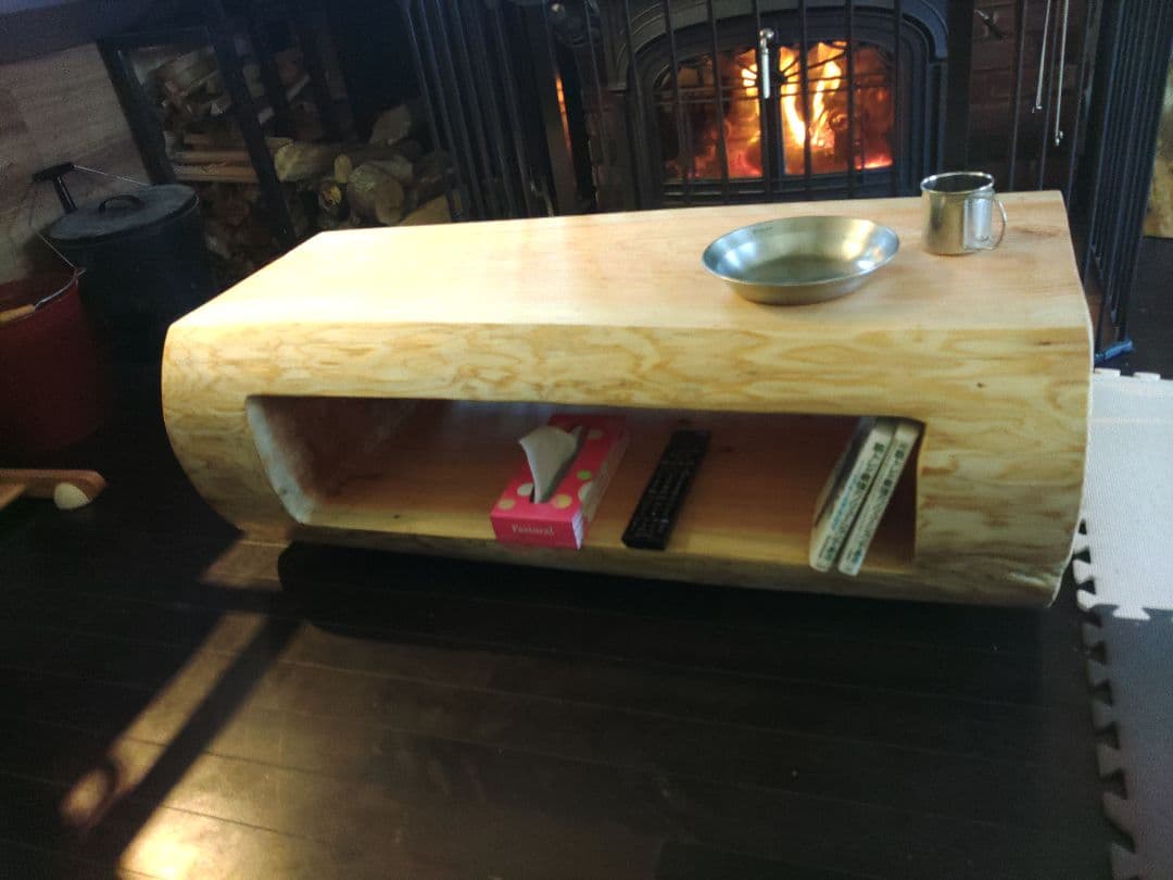 杉丸太のくりぬきテーブル