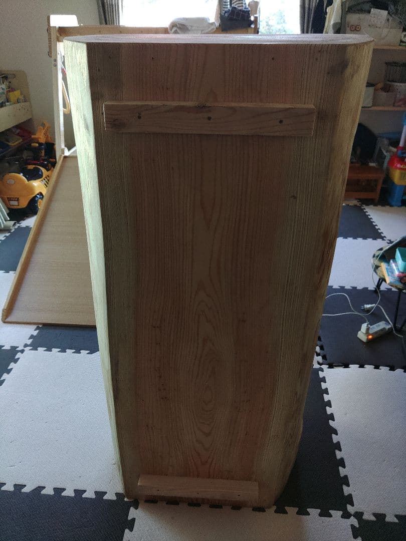 杉丸太のくりぬきテーブル