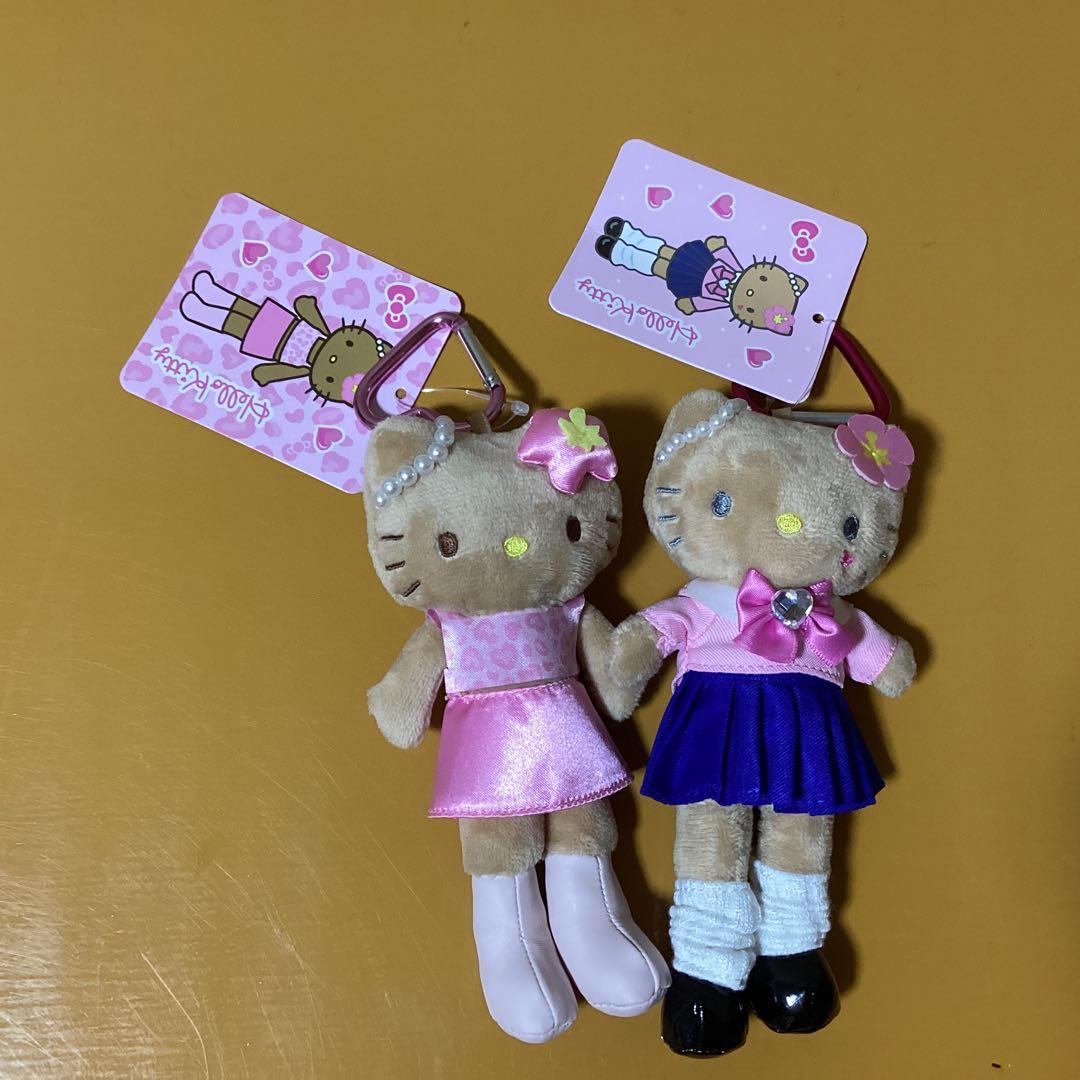 2997日焼けハローキティぬいぐるみストラップ - メルカリ