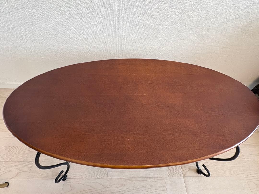 アンティーク調　楕円形のローテーブル