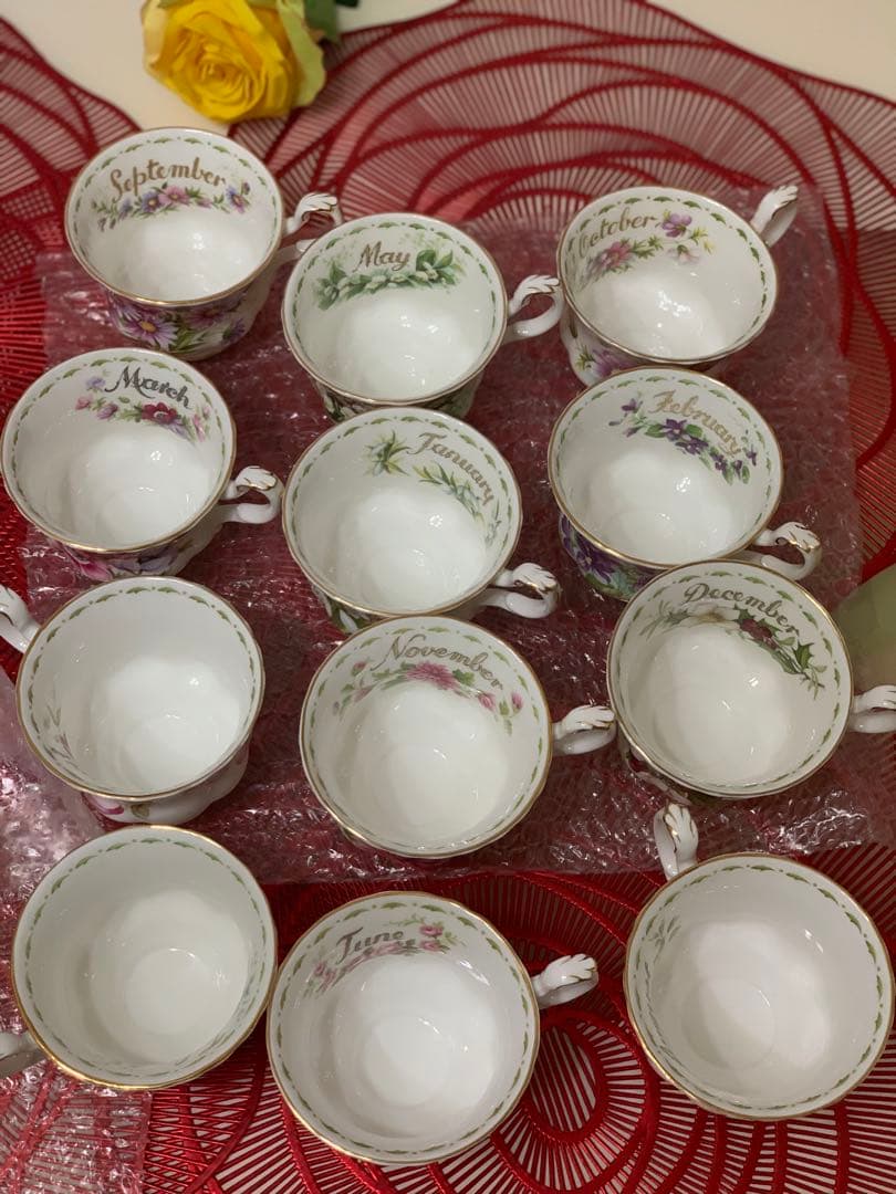   12個のティーカップとソーサーセット