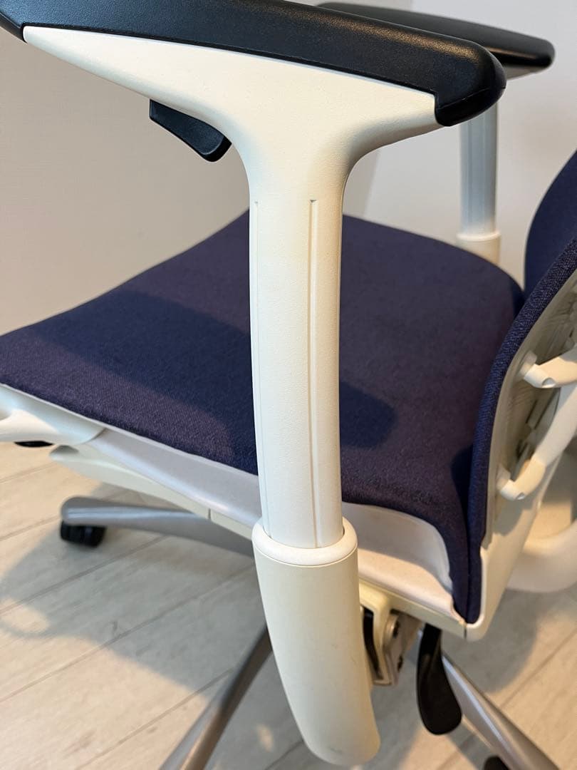 ハーマンミラー　エンボディチェア　ホワイト ネイビー