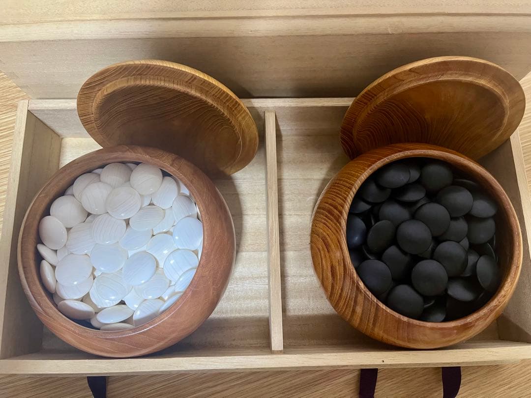 美品 碁石 蛤 28号 那智黒 高級 囲碁 白石 黒石 碁笥付き 桐箱