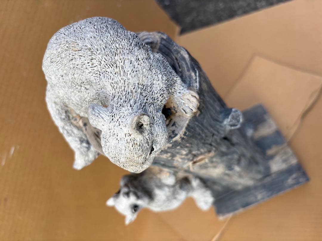 アンティークな可愛いリスの彫刻が特徴的な樹脂製柱ガ-デン雑貨リスの