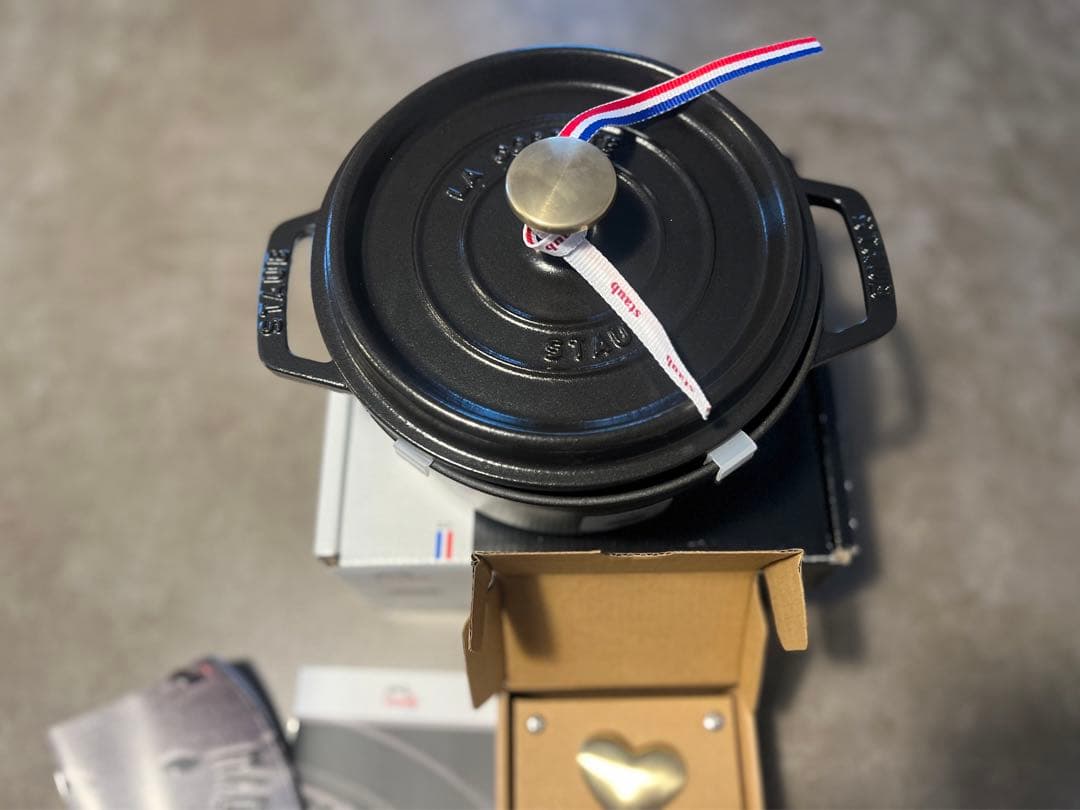 新品　ハートノブ、限定つかみ付き　ストウブ ラウンド 鍋　18cm ブラック