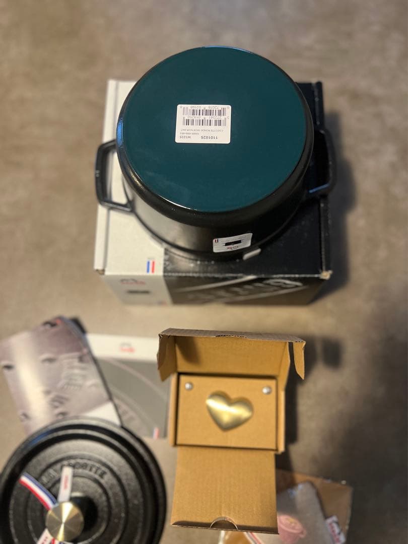 新品　ハートノブ、限定つかみ付き　ストウブ ラウンド 鍋　18cm ブラック