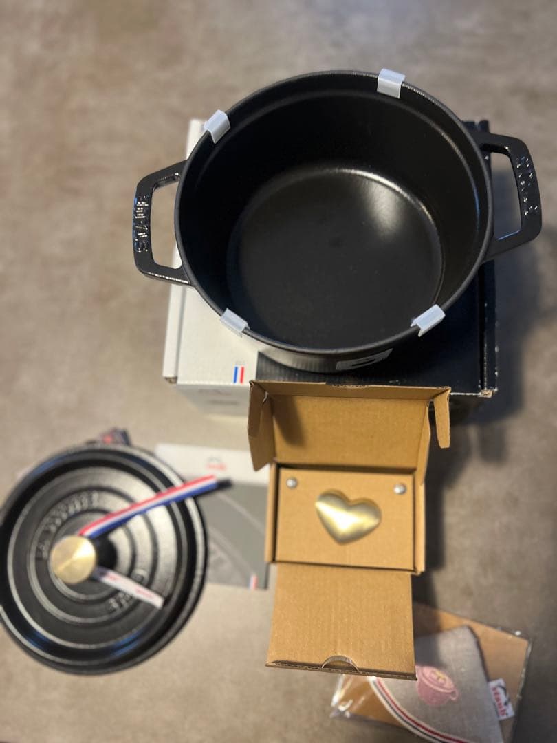 新品　ハートノブ、限定つかみ付き　ストウブ ラウンド 鍋　18cm ブラック