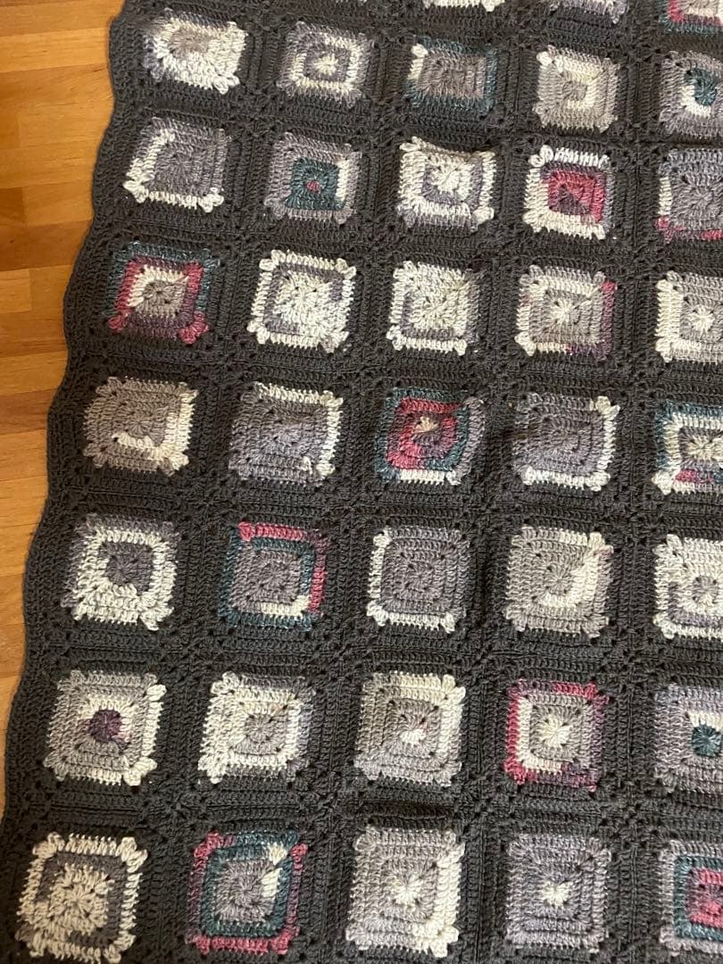 OPAL毛糸グレーと黒の編み物ブランケット