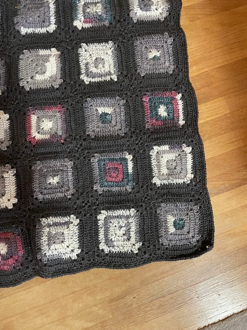 OPAL毛糸グレーと黒の編み物ブランケット