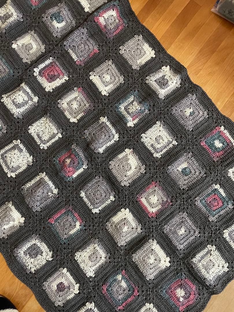 OPAL毛糸グレーと黒の編み物ブランケット