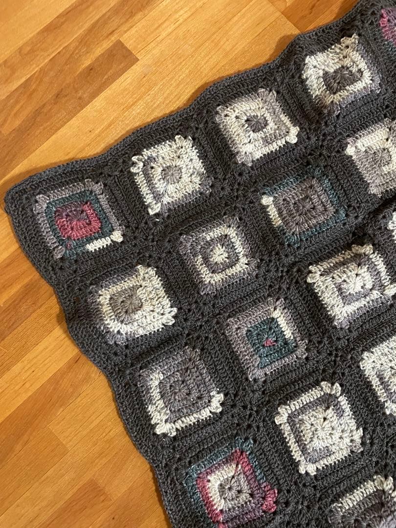 OPAL毛糸グレーと黒の編み物ブランケット