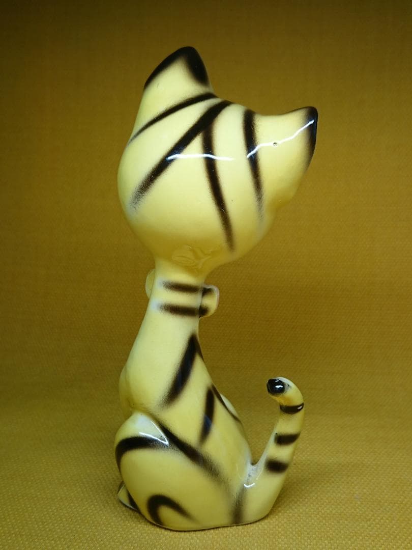 【美品】ねこ　とら　陶器　オブジェ　置物　インテリア　工芸品　美術品　A3327