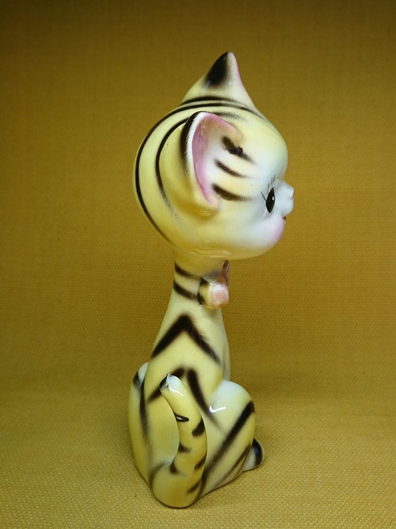 【美品】ねこ　とら　陶器　オブジェ　置物　インテリア　工芸品　美術品　A3327