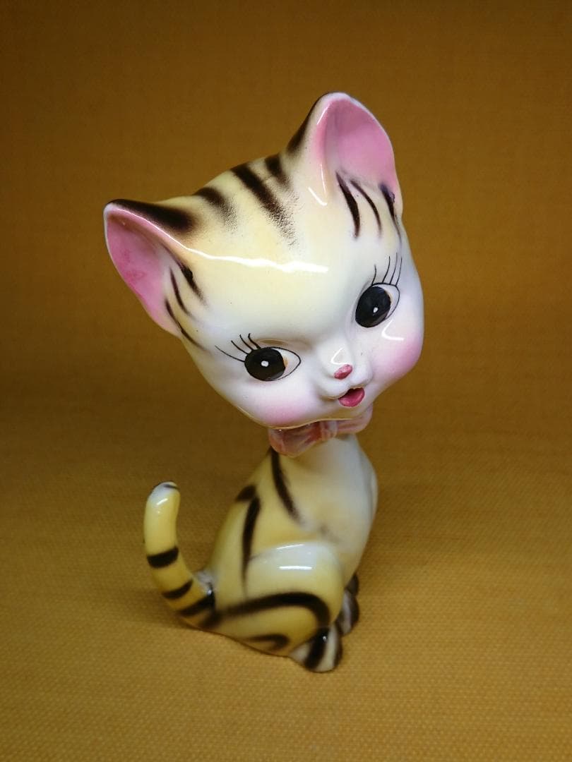 【美品】ねこ　とら　陶器　オブジェ　置物　インテリア　工芸品　美術品　A3327