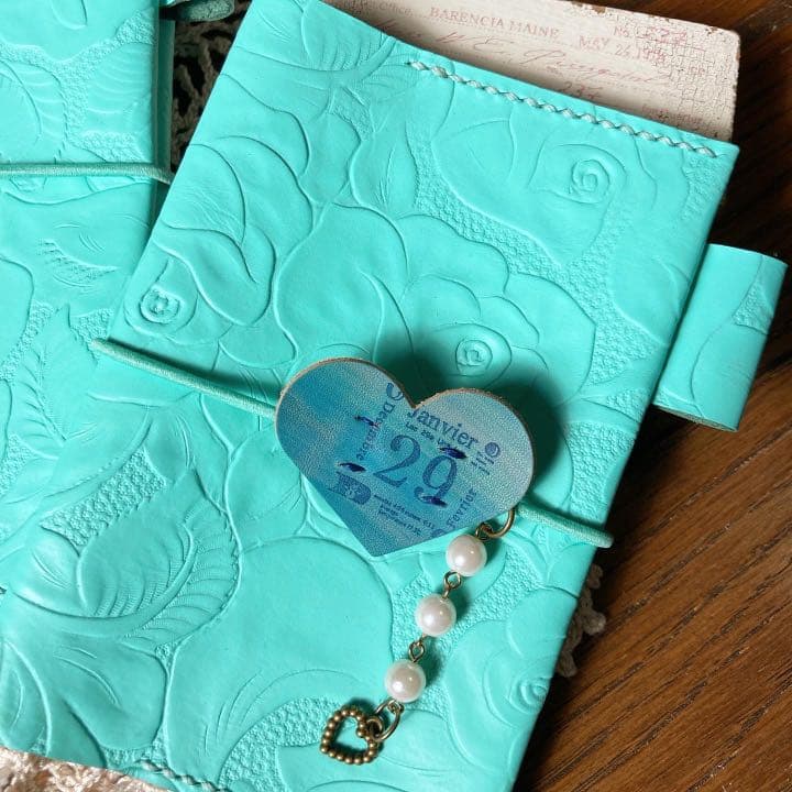 薔薇型押し　牛革 ティファニーブルー　A6 手帳カバー　ブックカバー　本革