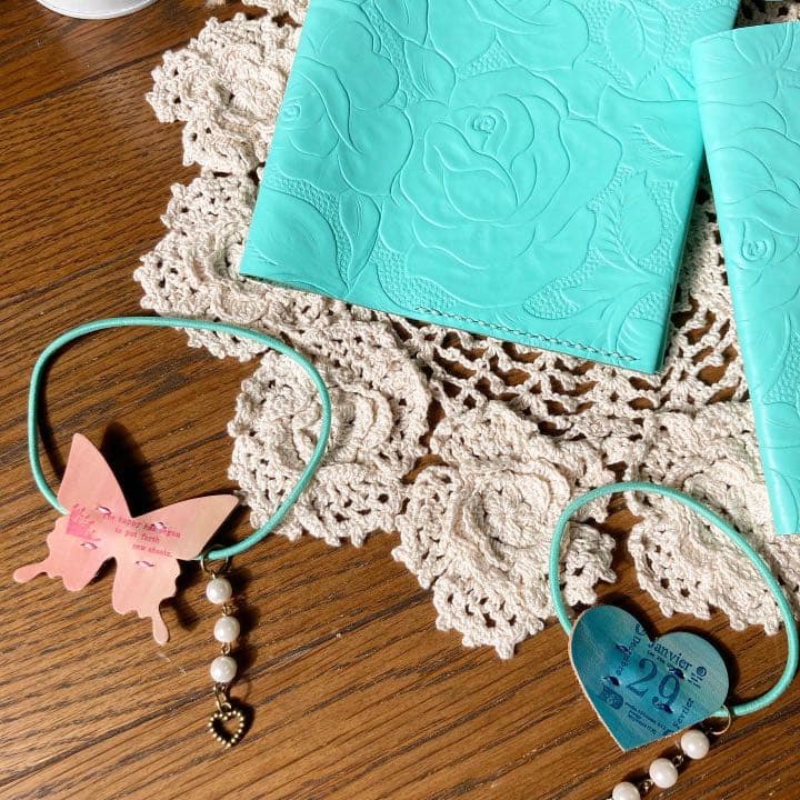 薔薇型押し　牛革 ティファニーブルー　A6 手帳カバー　ブックカバー　本革