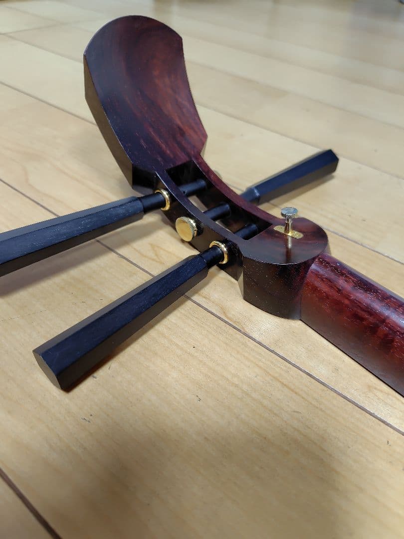 高級三味線太棹 紅木東さわりk9刻印金細 二本溝子持綾杉