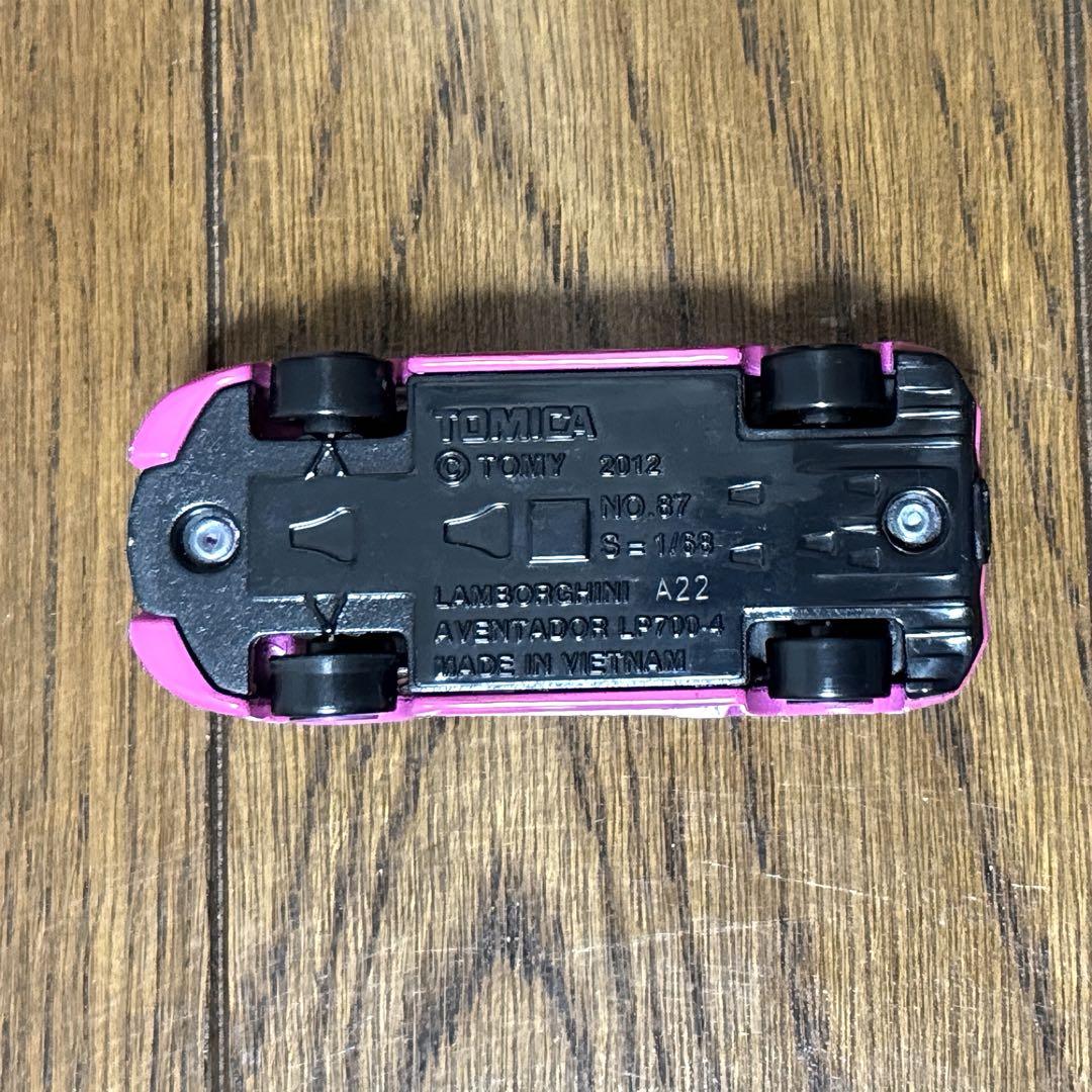 トミカ No.87 ランボルギーニ アヴェンタドール LP 700-4 ピンク