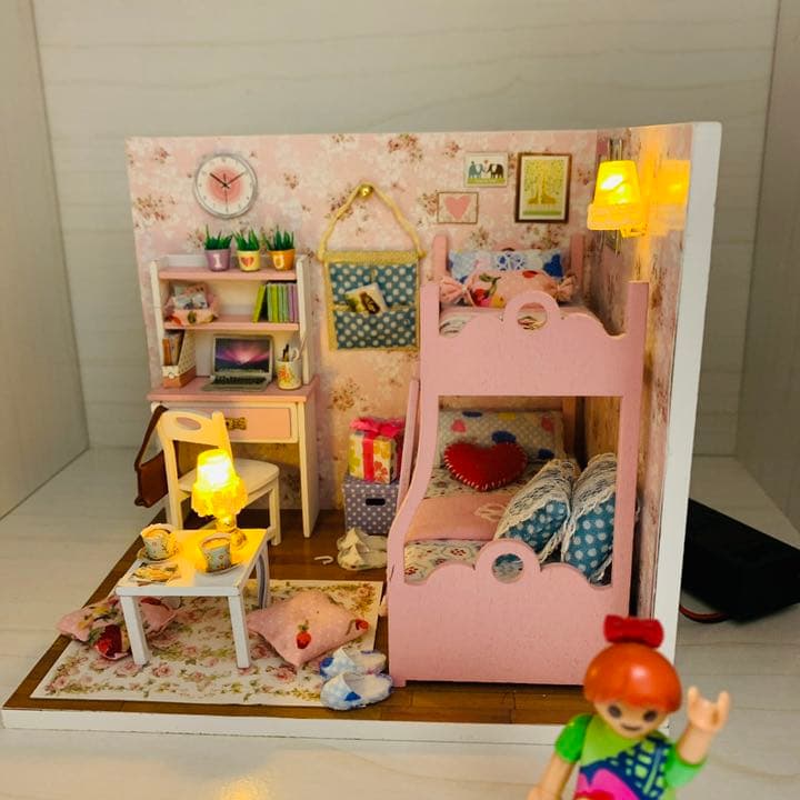 ミニチュア☆リーメントに☆ドールハウス☆子供部屋☆プレイモービルに