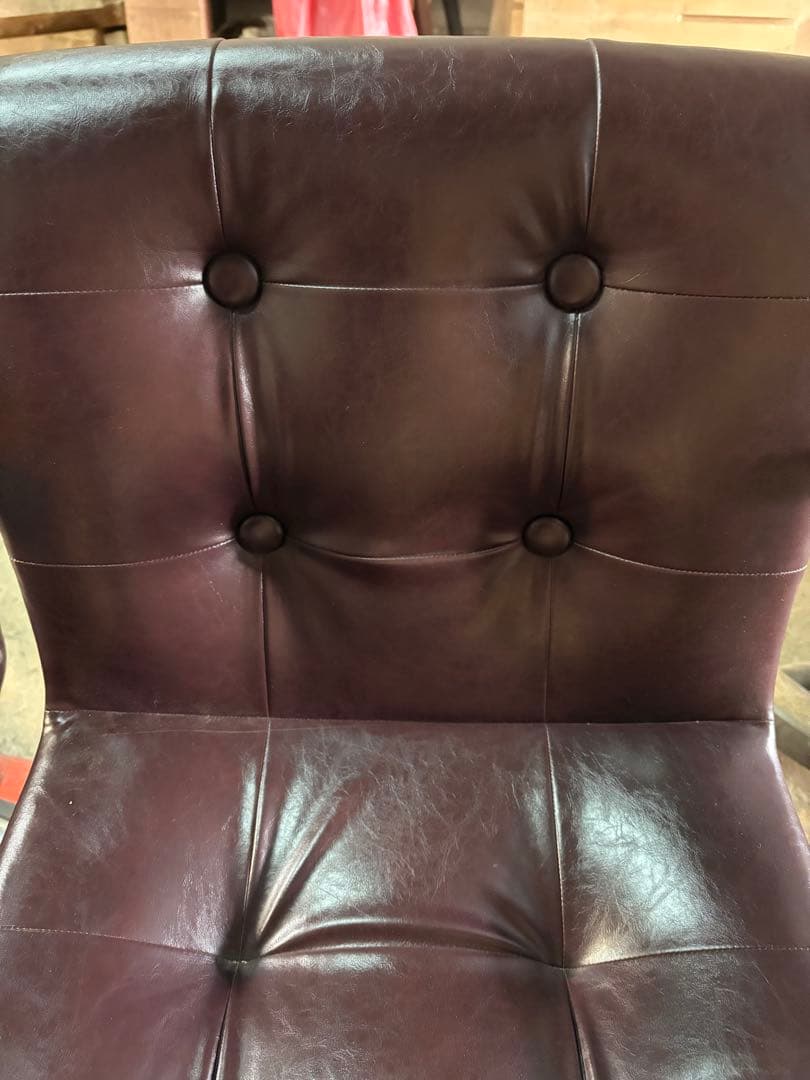 レトロな雰囲気の理容椅子、美容椅子です。