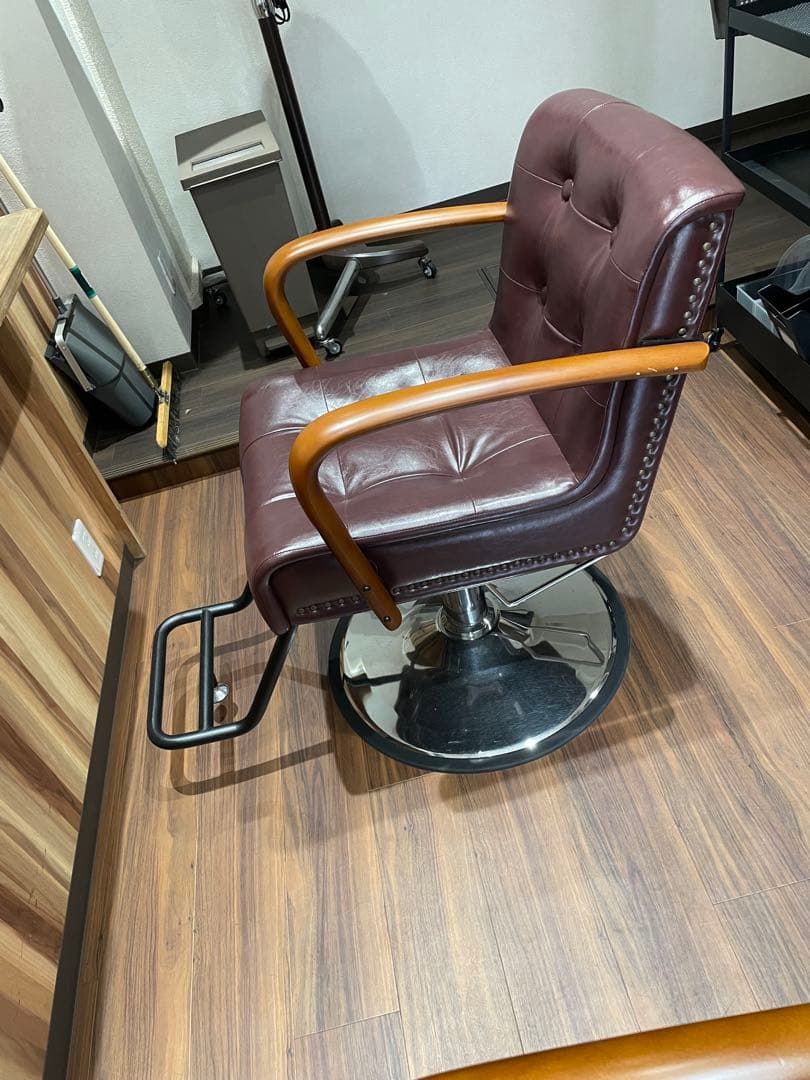 レトロな雰囲気の理容椅子、美容椅子です。