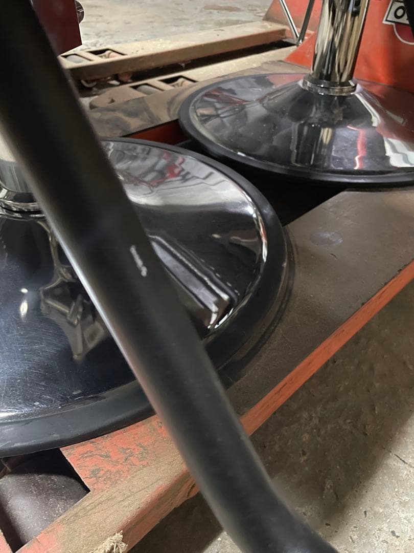 レトロな雰囲気の理容椅子、美容椅子です。