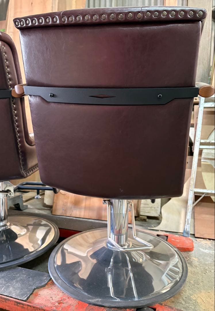 レトロな雰囲気の理容椅子、美容椅子です。