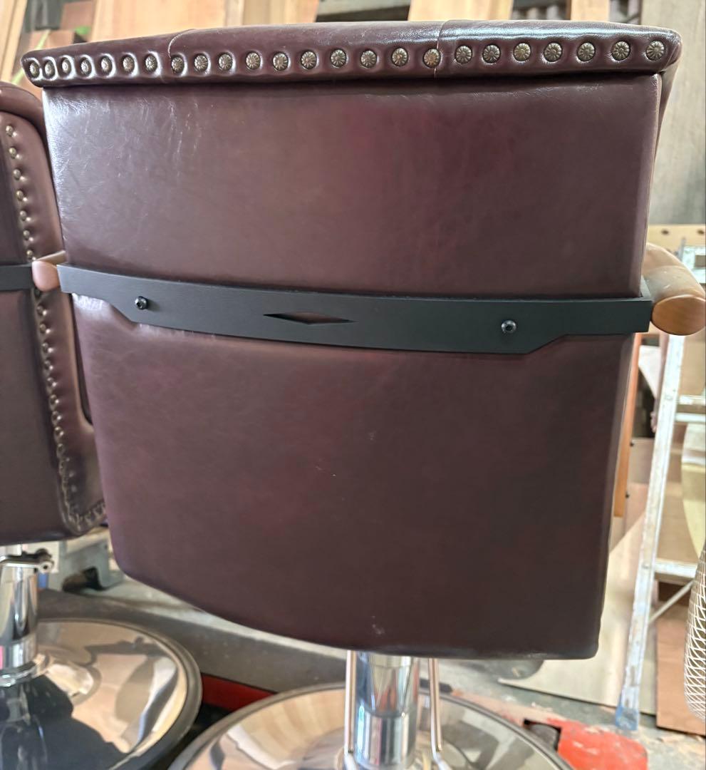 レトロな雰囲気の理容椅子、美容椅子です。