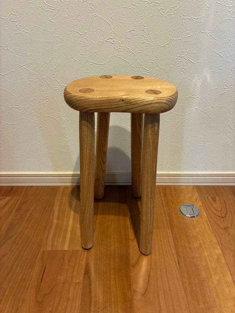 可愛いオコジョて栗のロースツール 椅子・チェア
