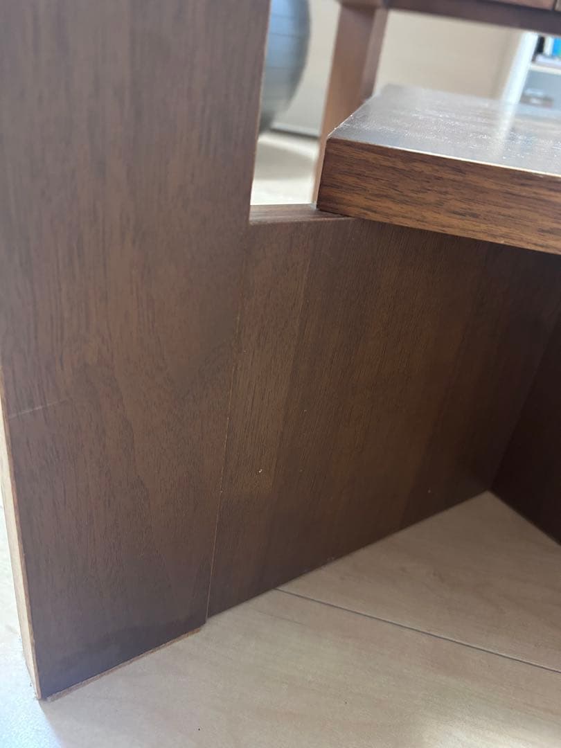 モダンな木製ガラステーブル