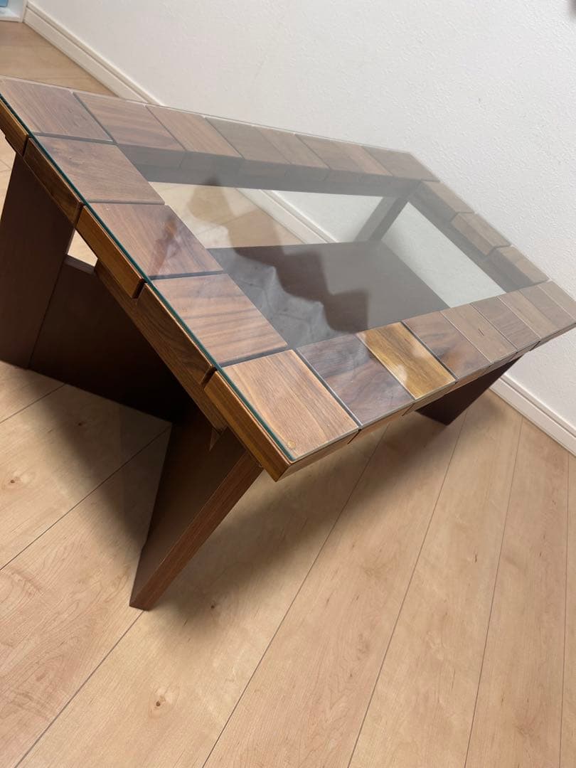 モダンな木製ガラステーブル