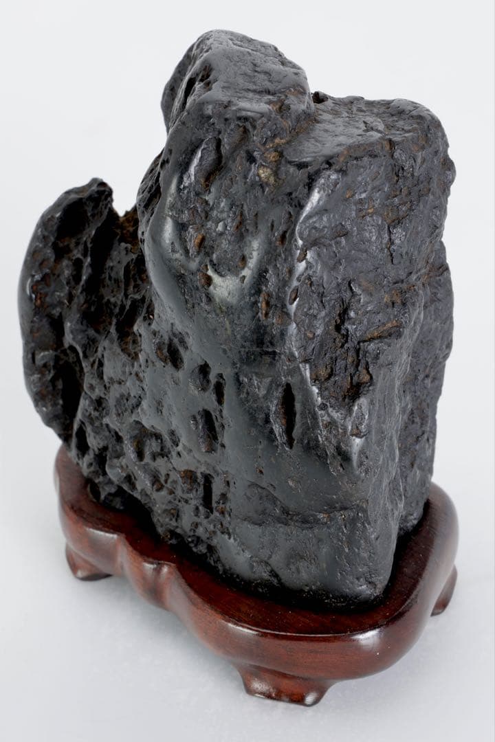 姫川産 黒石 銘石 鑑賞石 1.3kg 台座付 水石 自然石 原石 盆石 景石