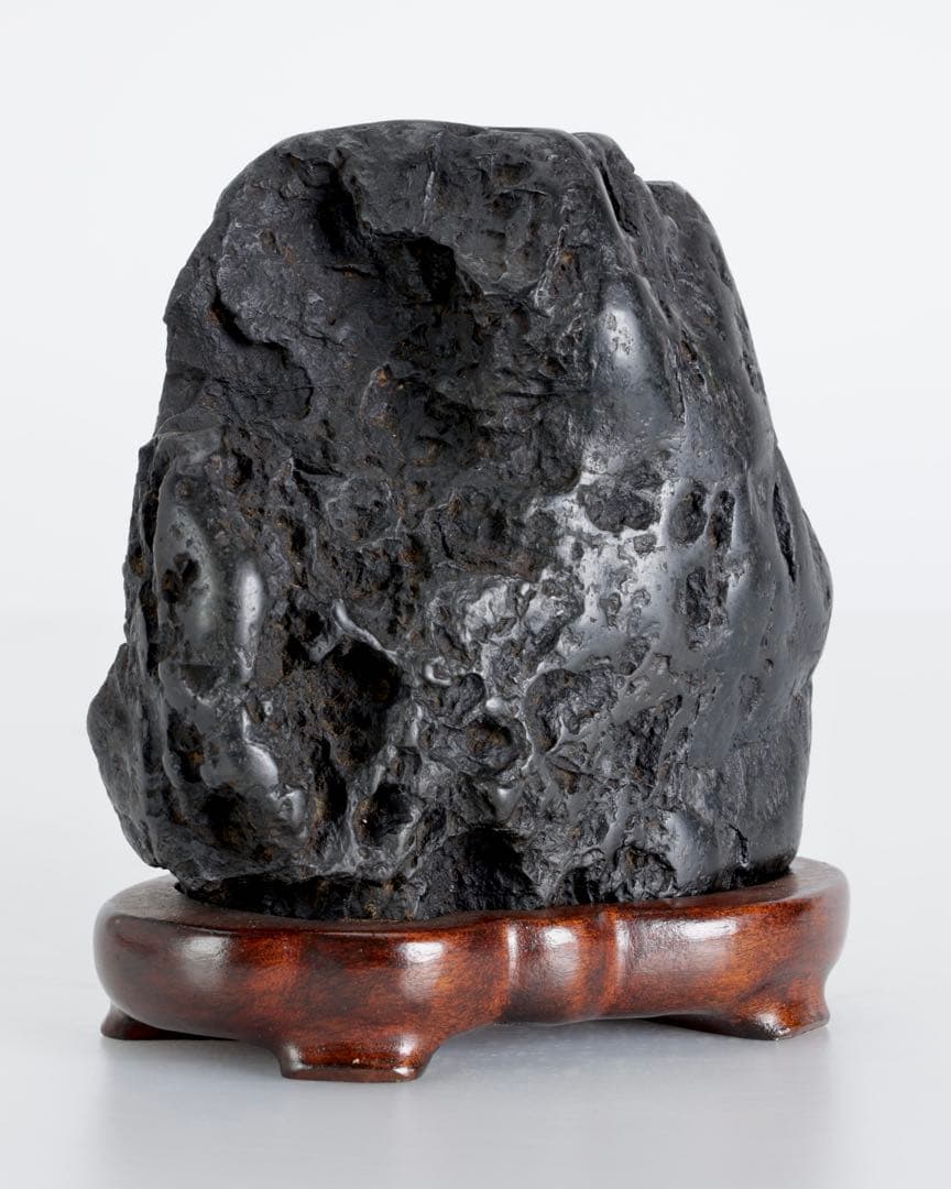 姫川産 黒石 銘石 鑑賞石 1.3kg 台座付 水石 自然石 原石 盆石 景石