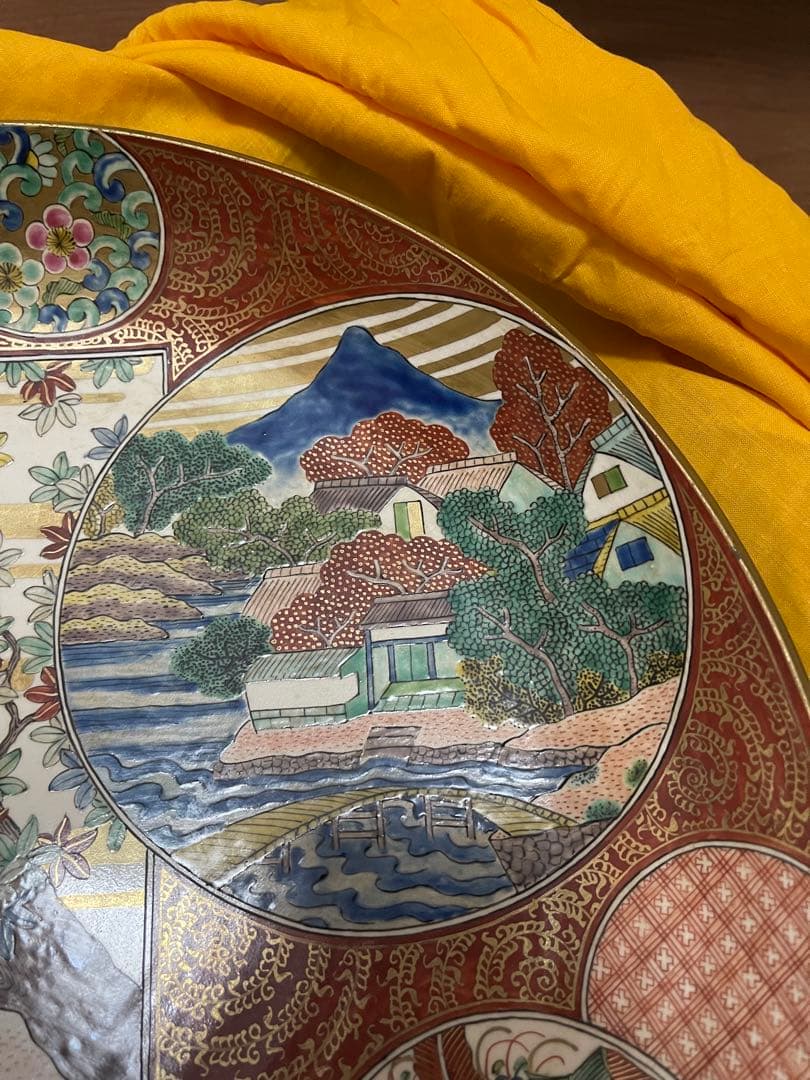 九谷焼の庄三風による在銘の大皿で、鹿と紅葉の染錦絵が見事な時代物です。