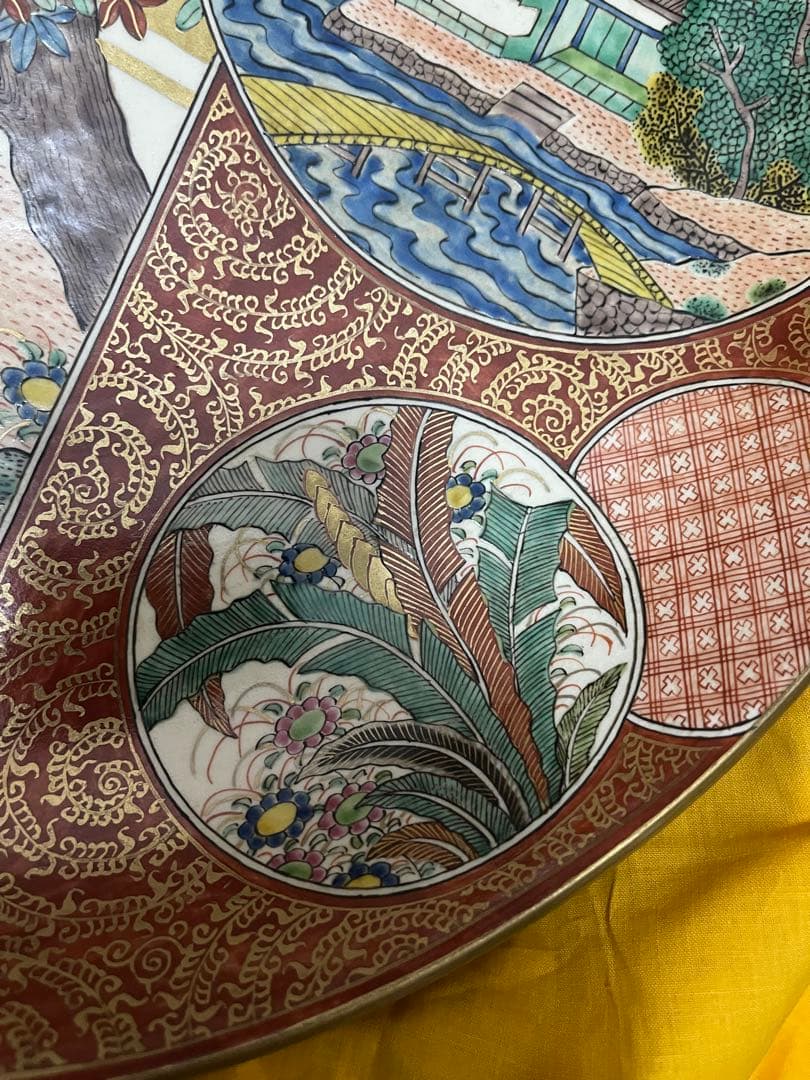 九谷焼の庄三風による在銘の大皿で、鹿と紅葉の染錦絵が見事な時代物です。