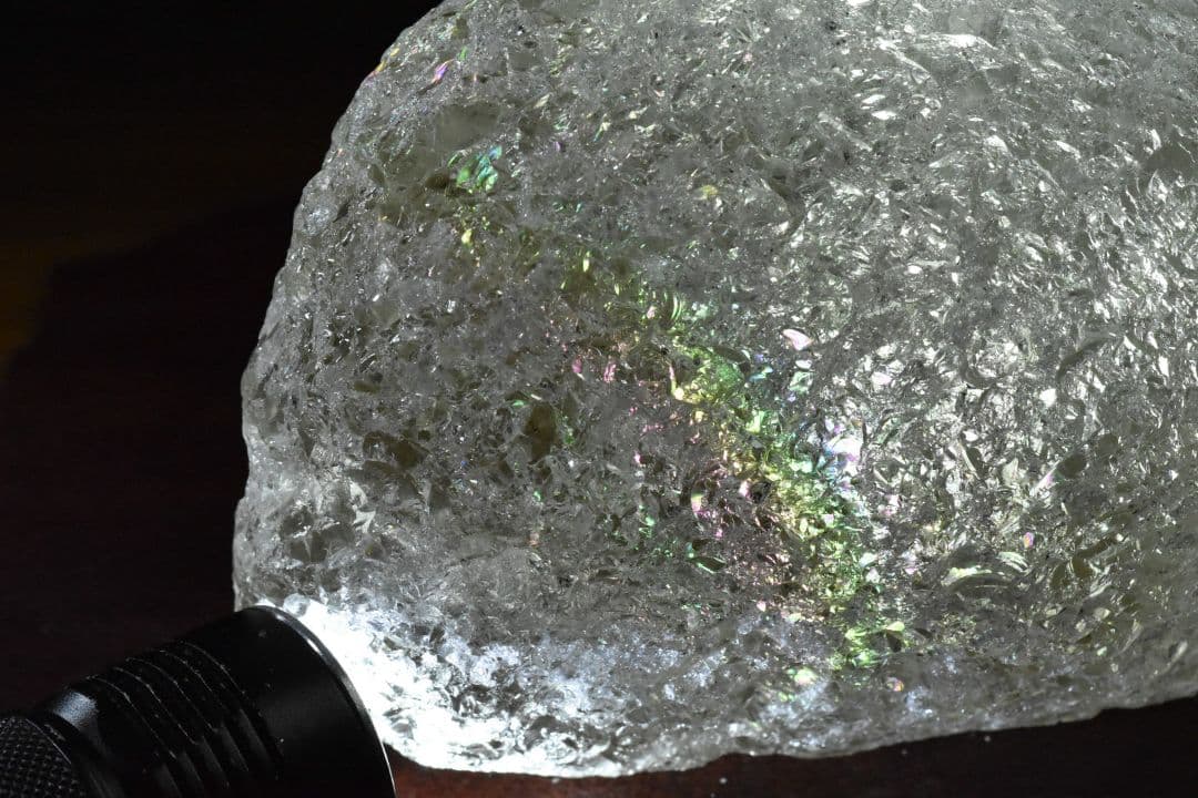 ☆タンザニア マニャラ州 kiteto kondowa産クォーツ レインボー入り